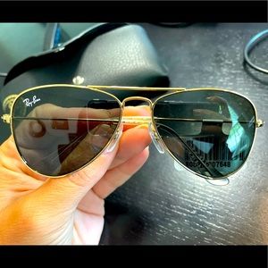 NWT Junior Ray Ban Aviator sunglasses.
